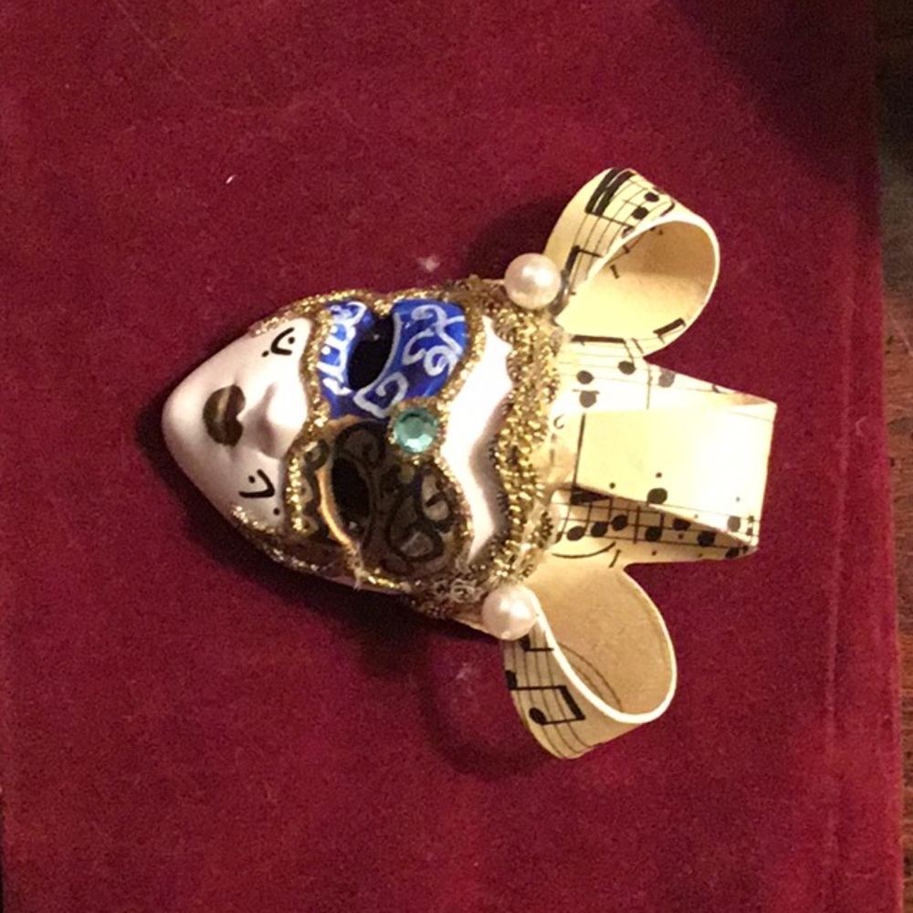 Fashion pin